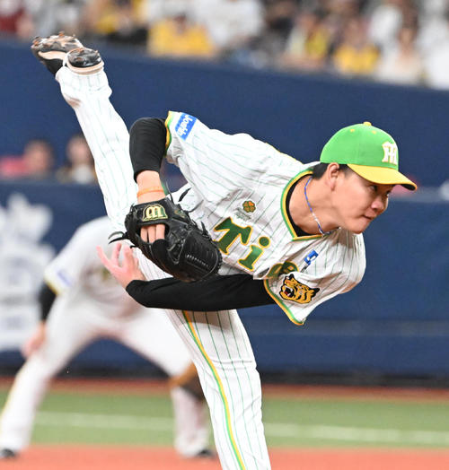 阪神対ヤクルト　8回途中から登板する阪神及川（撮影・和賀正仁）