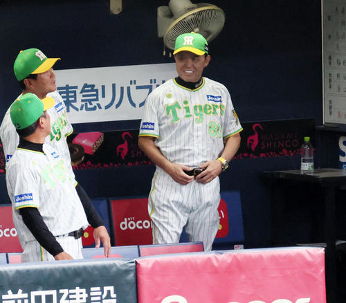 阪神対ヤクルト　7回裏、ベンチで笑顔を見せる岡田監督（撮影・加藤哉）