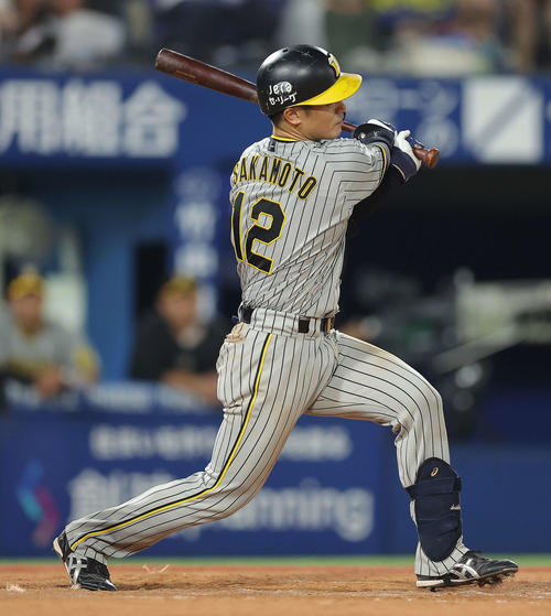 DeNA対阪神　8回表阪神1死一、二塁、左前適時打を放つ坂本（撮影・河田真司）