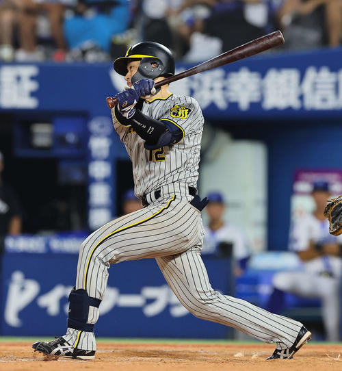 DeNA対阪神　8回表阪神1死一、二塁、坂本は左前適時打を放つ（撮影・上田博志）