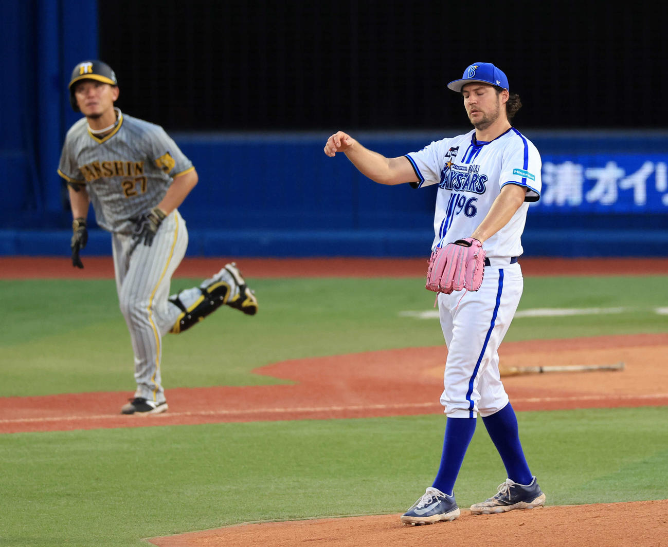 DeNA対阪神　4回表阪神2死三塁、伊藤将に中前適時打を許し、悔しそうなバウアー（撮影・浅見桂子）
