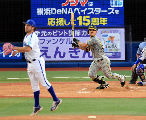 DeNA対阪神　4回表阪神2死三塁、伊藤将は中前適時打を放つ。投手バウアー（撮影・浅見桂子）