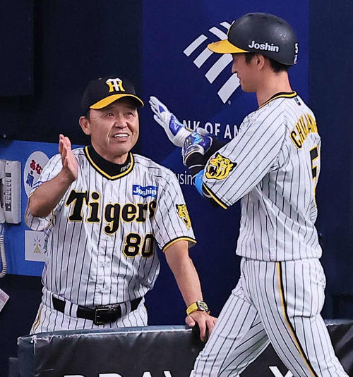 阪神対中日　6回裏阪神無死、右越え本塁打の近本（右）を笑顔で迎える岡田監督（撮影・上田博志）
