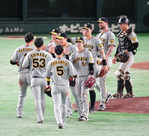 巨人対阪神　巨人に勝利し、タッチを交わす阪神の選手たち（撮影・江口和貴）