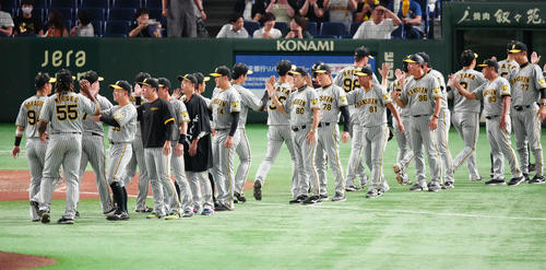巨人対阪神　巨人に勝利し、選手たちとタッチを交わす阪神岡田監督（中央）（撮影・江口和貴）