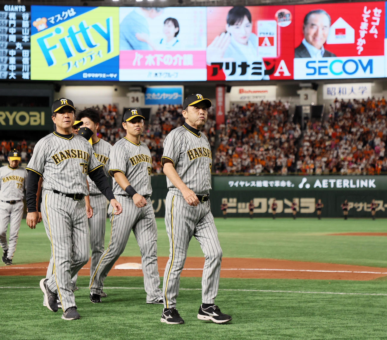 巨人対阪神　巨人に敗れた岡田監督ら阪神ナインは東京ドーム最終戦のあいさつをスタンドに向けて行いベンチへ引き揚げる（撮影・加藤哉）