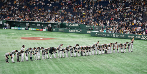 巨人対阪神　試合後、今季東京ドーム最終戦のため、左翼席のファンにあいさつする阪神の選手たち。右端は岡田監督（撮影・狩俣裕三）