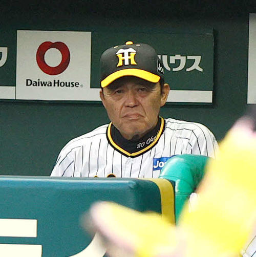 阪神対DeNA 1回裏阪神2死一、二塁、空振り三振に終わった佐藤輝を厳しい顔で見つめる岡田監督（撮影・上山淳一）