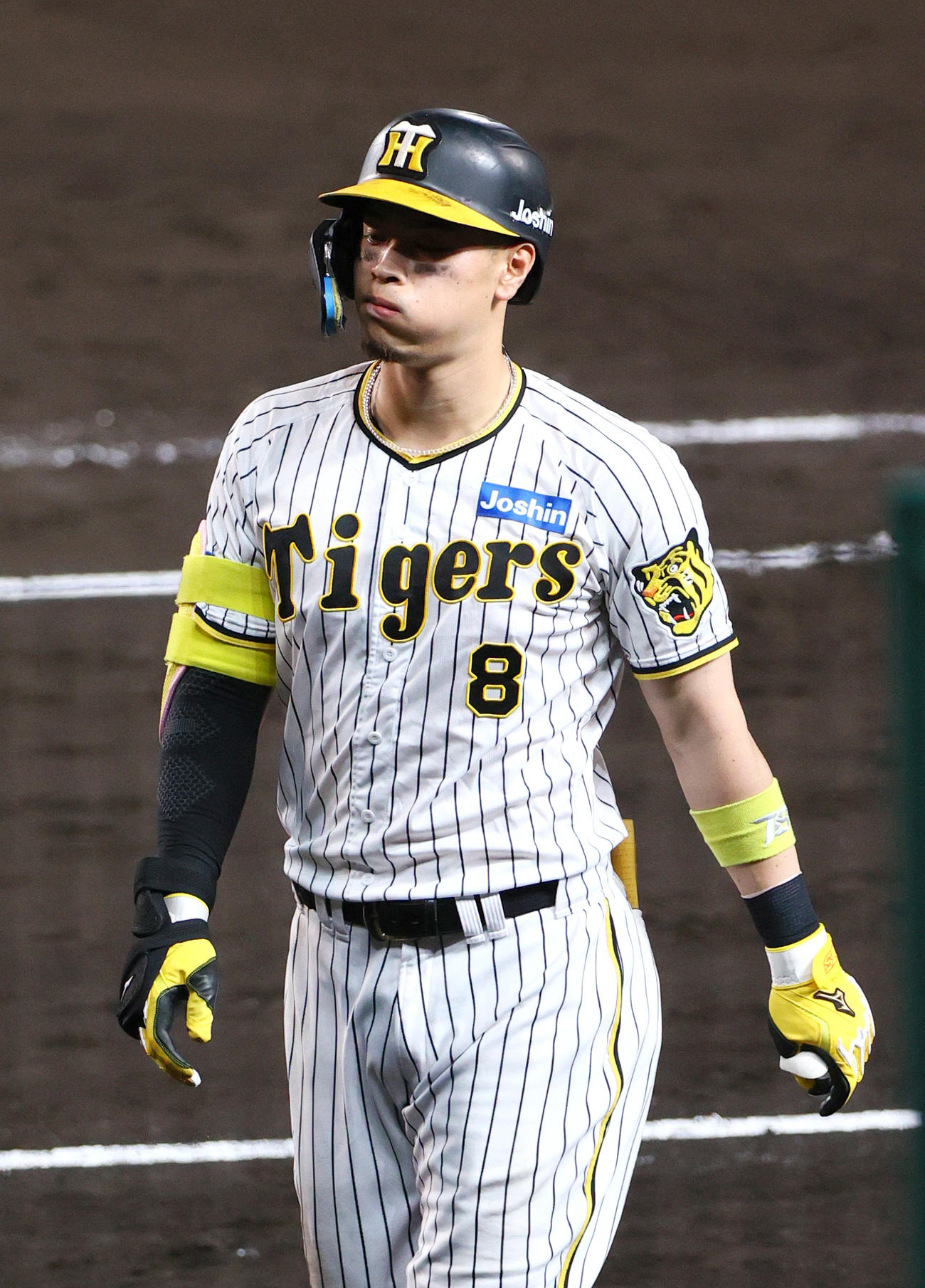 阪神対DeNA 9回裏阪神無死、佐藤輝は一ゴロに倒れ、口を膨らませながらベンチへ引き揚げる（撮影・上山淳一）