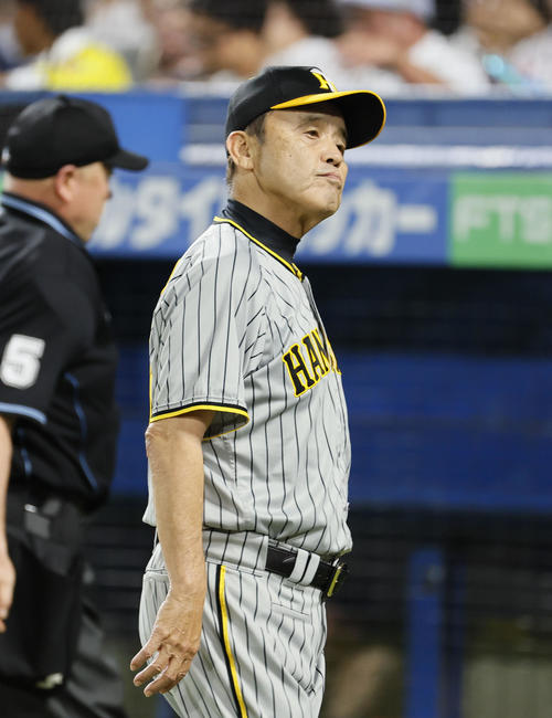 ヤクルト対阪神　8回裏ヤクルト無死満塁、投手交代を告げベンチに戻る阪神岡田監督（撮影・藤尾明華）