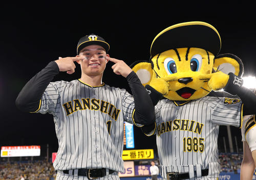 ヤクルト対阪神　ヒーローインタビューを終え、アイブラックを指さす阪神森下（撮影・藤尾明華）