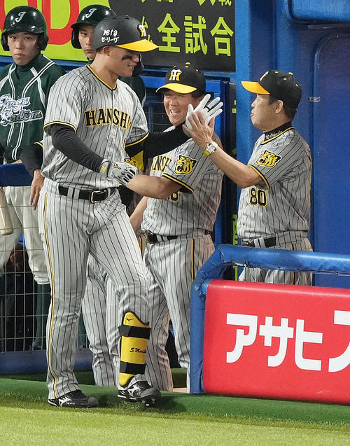 ヤクルト対阪神　8回表阪神無死、右中間にソロ本塁打を放った森下（左手前）を迎える岡田監督（右）（撮影・鈴木みどり）