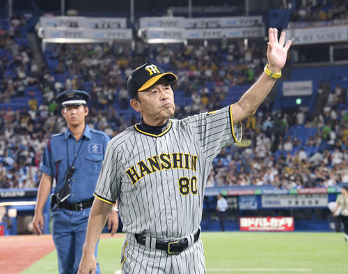 ヤクルト対阪神　ヤクルトに勝利し、手を振りながら引き揚げる岡田監督（撮影・藤尾明華）