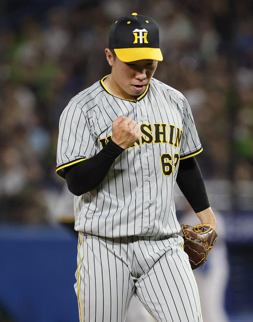 ヤクルト対阪神　8回裏ヤクルト2死一、二塁、浜田を三振に仕留めガッツポーズをする阪神石井（撮影・藤尾明華）