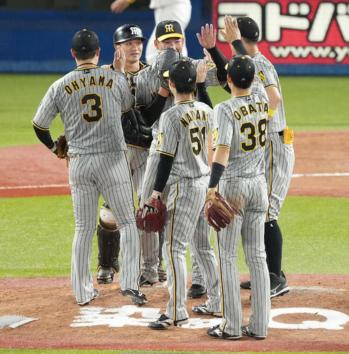 ヤクルト対阪神　ヤクルトに勝利し、タッチを交わす岩崎（中央）ら阪神ナイン（撮影・鈴木みどり）