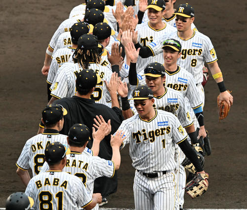 阪神対広島　広島に快勝しタッチを交わす阪神の選手ら（撮影・前岡正明）