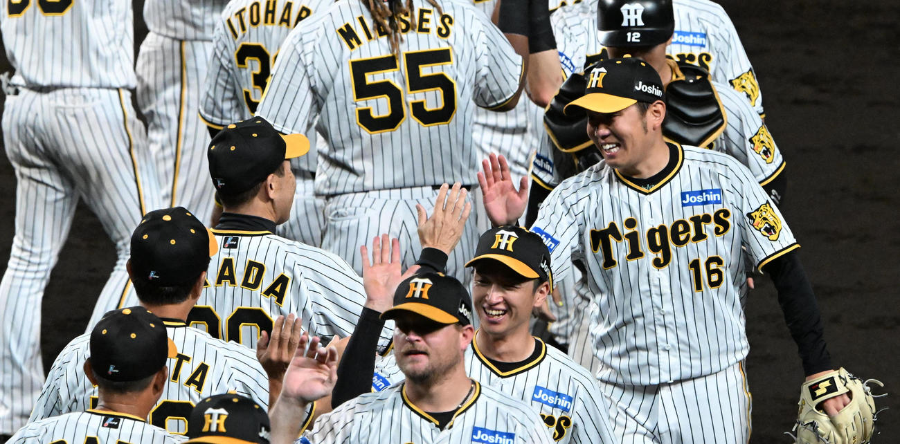 阪神対巨人　巨人に完封勝利の西勇輝（右）は笑顔で岡田彰布監督とタッチ（撮影・前岡正明）