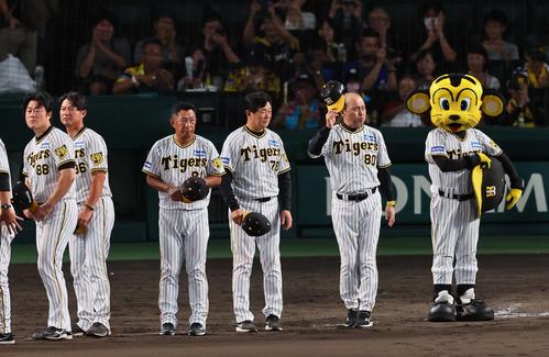 阪神対DeNA　岡田監督（右から2人目）はファンにあいさつをする（撮影・上田博志）
