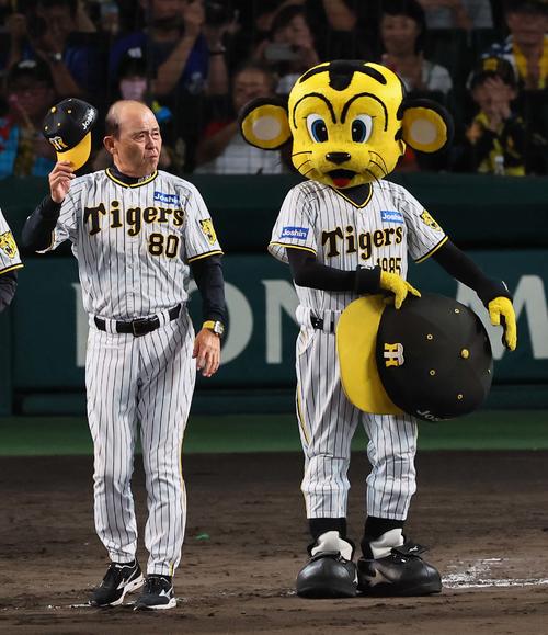阪神対DeNA　ファンにあいさつをする岡田監督（撮影・上田博志）