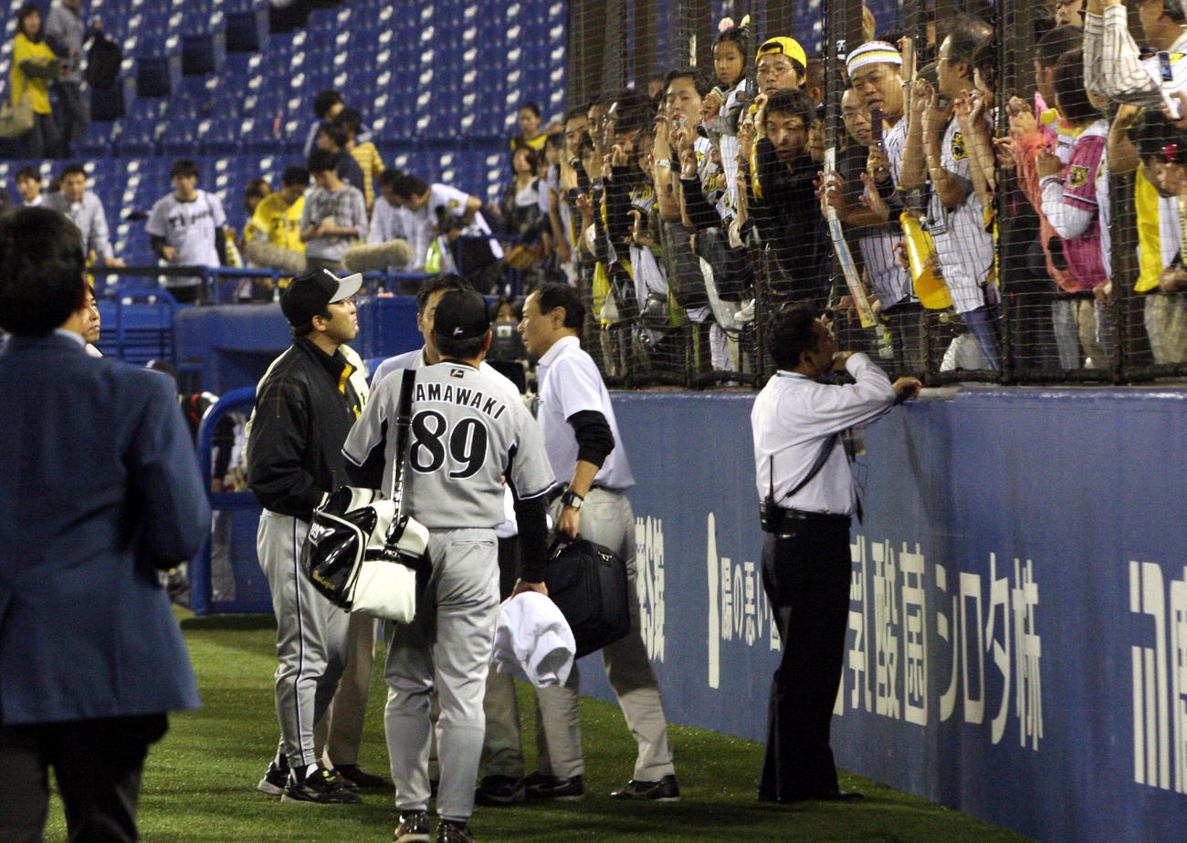 08年10月4日、ヤクルトと引き分け、帰り際にファンのヤジに激高する岡田監督