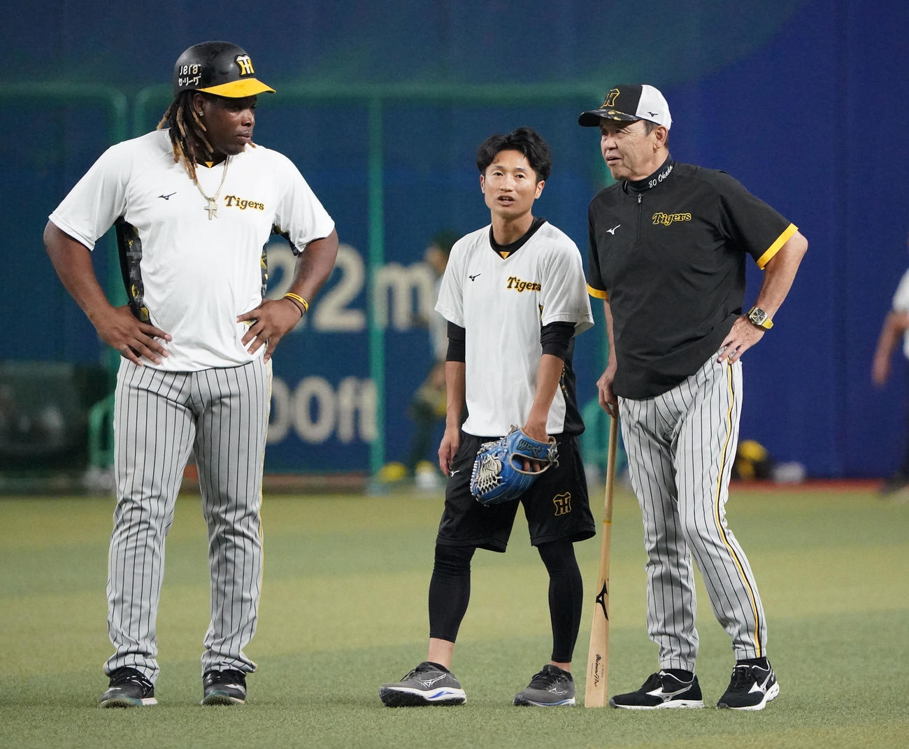 中日対阪神　試合前、通訳を交えミエセスと言葉を交わす岡田監督（右）（撮影・森本幸一）
