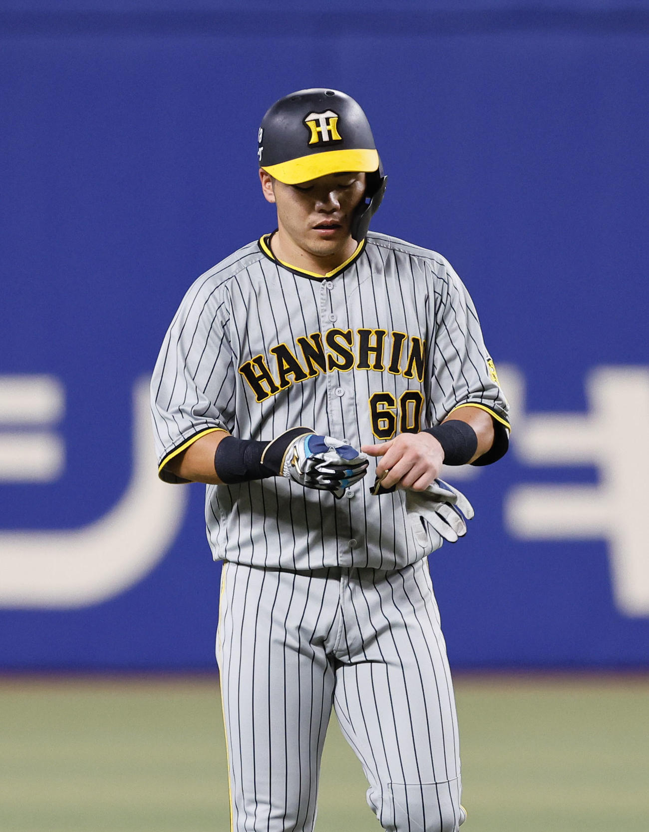 中日対阪神　5回表阪神2死一塁、中飛に倒れた小野寺（撮影・藤尾明華）