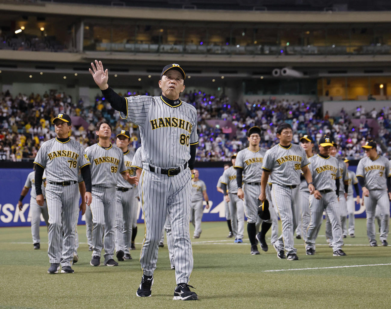 中日対阪神　バンテリンドーム最終戦を終え、ファンに手を振る阪神岡田監督（手前）（撮影・藤尾明華）