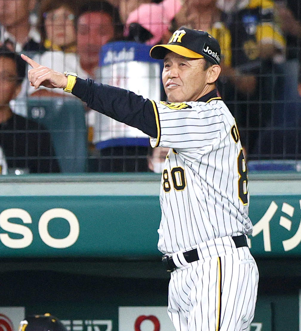 阪神対ヤクルト　6回裏終了後、岡田監督は球審に選手交代を告げる（撮影・上山淳一）