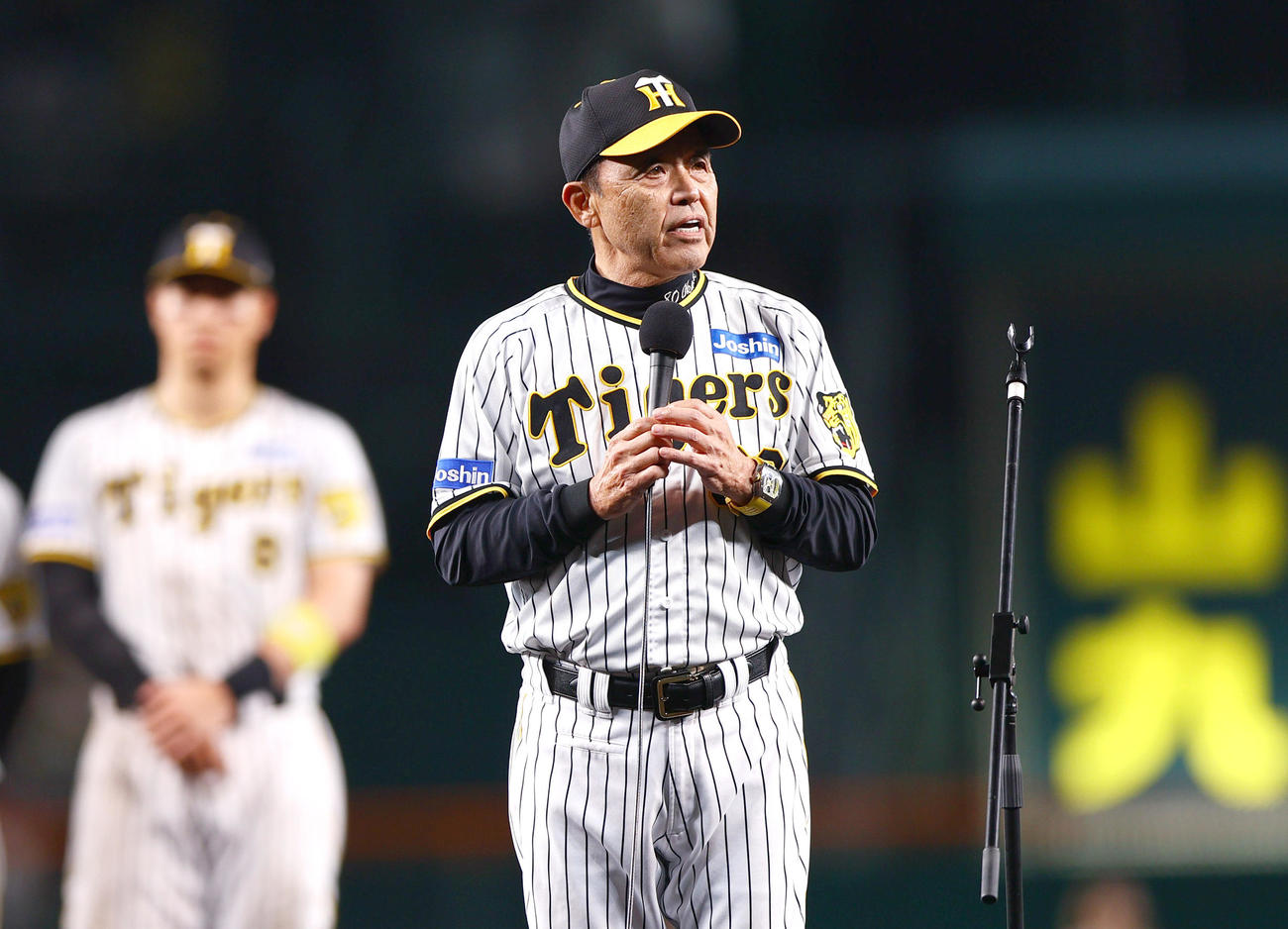 甲子園球場でのリーグ最終戦を終え、あいさつする阪神岡田監督（撮影・上山淳一）