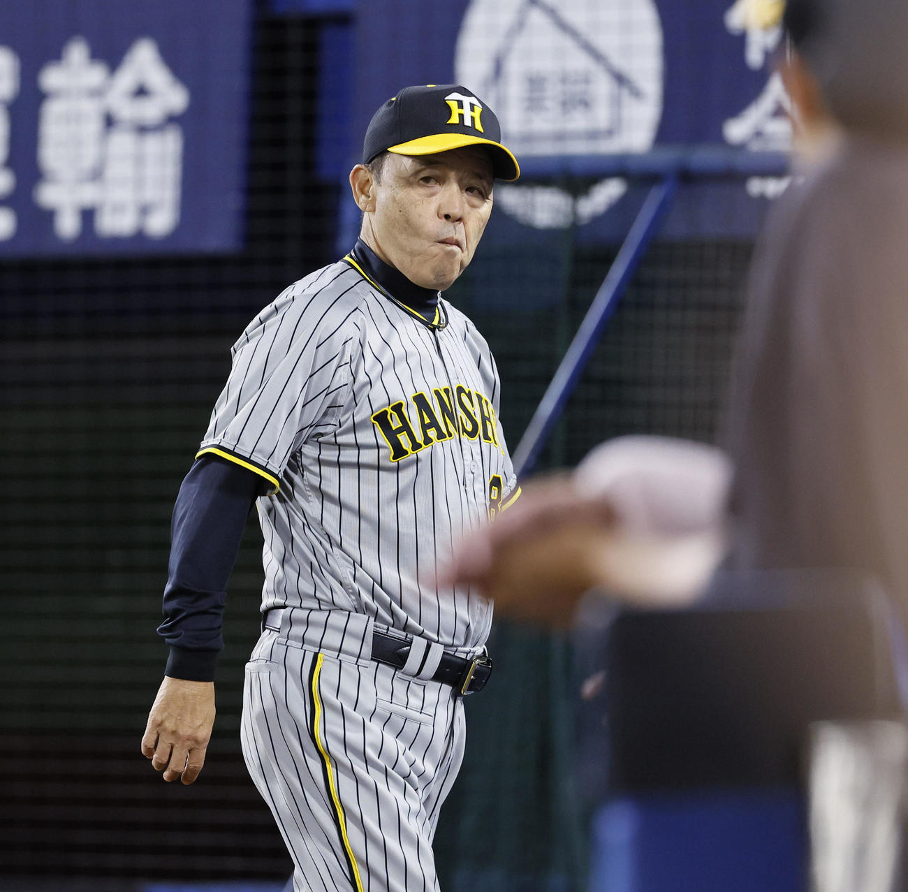 DeNA対阪神　5回、交代を告げる阪神岡田監督（撮影・藤尾明華）
