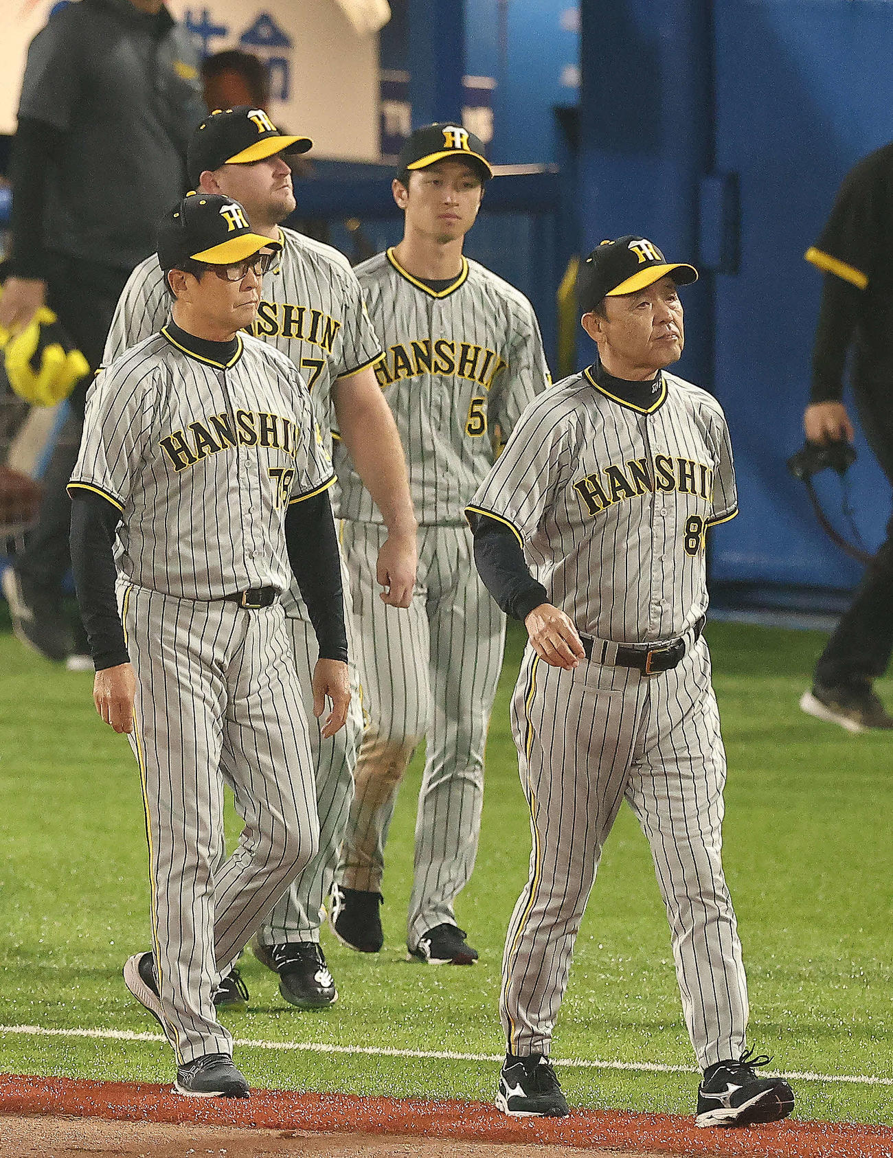 ヤクルト対阪神　試合後、観客席にあいさつに向かう阪神岡田監督（右）（撮影・河田真司）