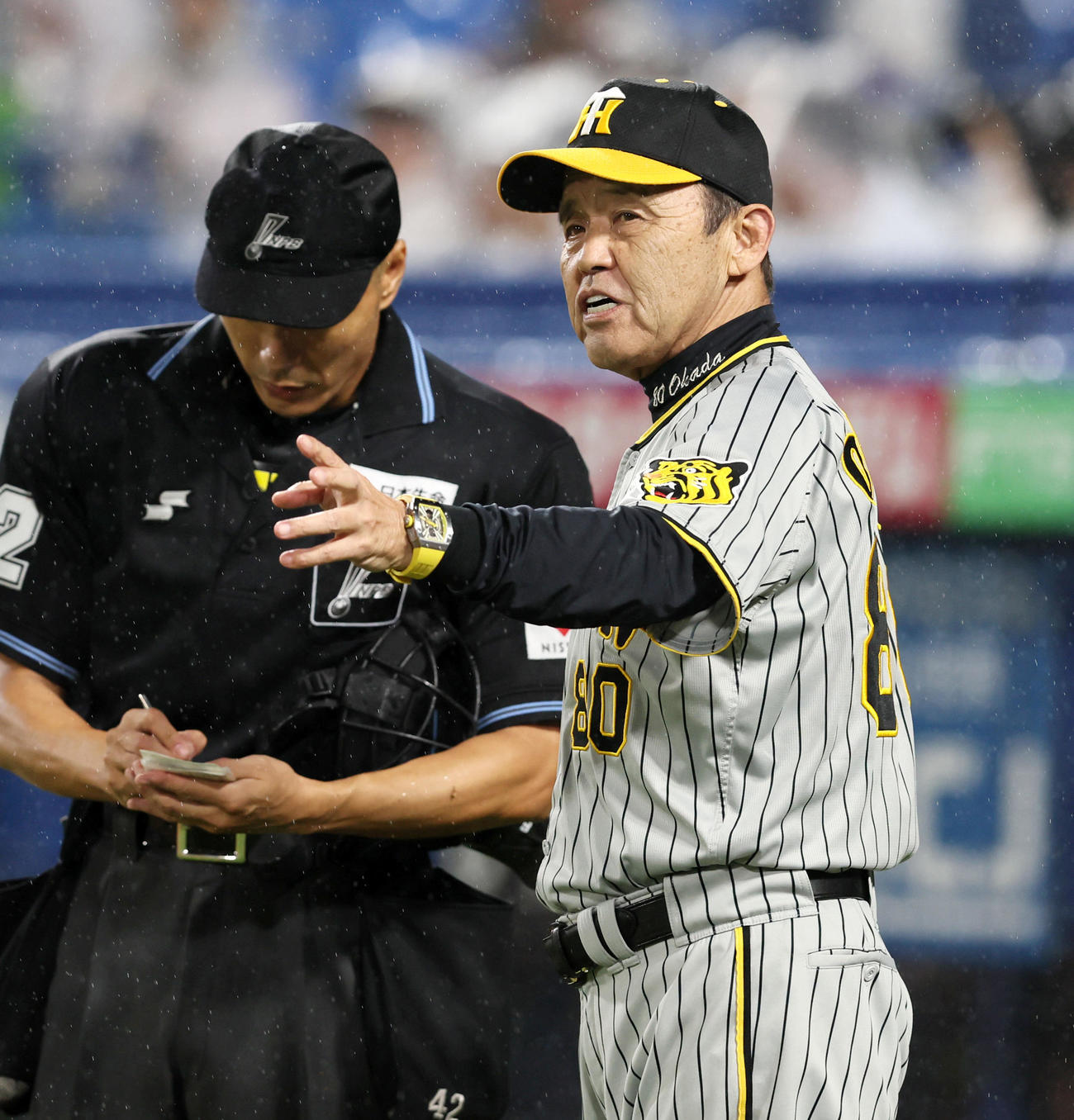 ヤクルト対阪神　9回裏、選手交代を告げる岡田監督（撮影・加藤哉）
