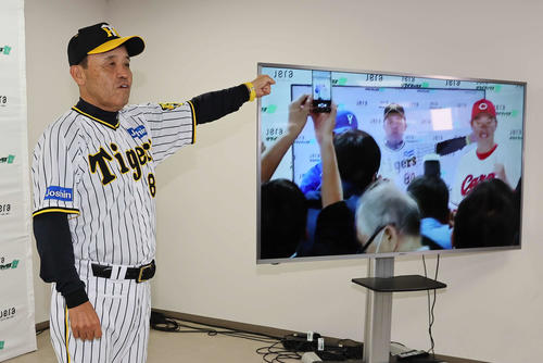 2023JERAクライマックスシリーズ　セの共同記者会見に出席した岡田監督（左）はリモートでの記念撮影で新井監督にパンチを繰り出す（撮影・上田博志）