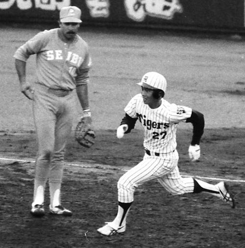 85年日本シリーズ第3戦　阪神対西武　9回裏阪神2死、左越え本塁打を放ち二塁へ向かう嶋田宗彦