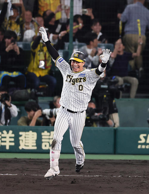 阪神対広島　9回裏阪神2死満塁、木浪はサヨナラ打を放ちバンザイする（撮影・足立雅史）
