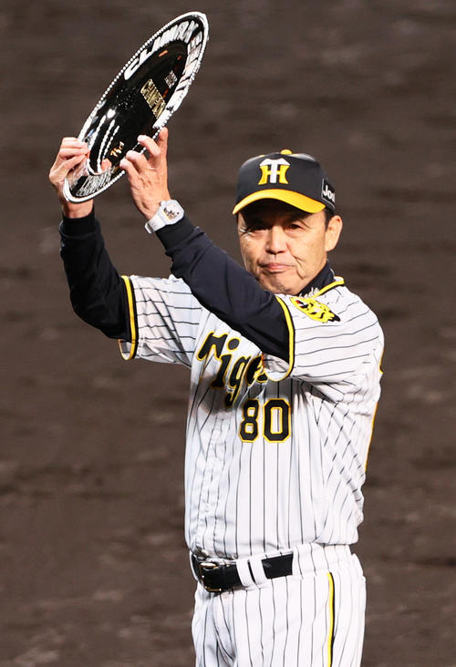 CSファイナル　阪神対広島　CS優勝シャーレを掲げる阪神岡田監督（撮影・上山淳一）