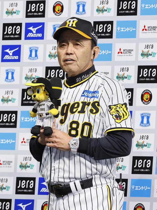 阪神対広島　日本シリーズ進出を決め、インタビューに答える阪神岡田監督（撮影・藤尾明華）