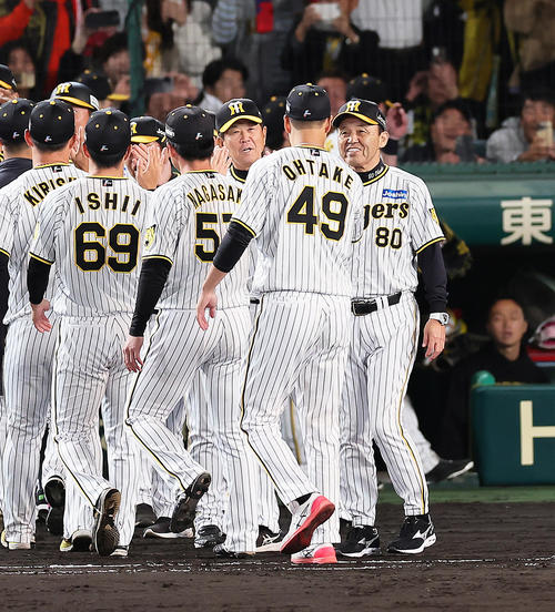 阪神対広島　日本シリーズ進出を決め笑顔で選手らを迎える阪神岡田監督（右端）（撮影・足立雅史）
