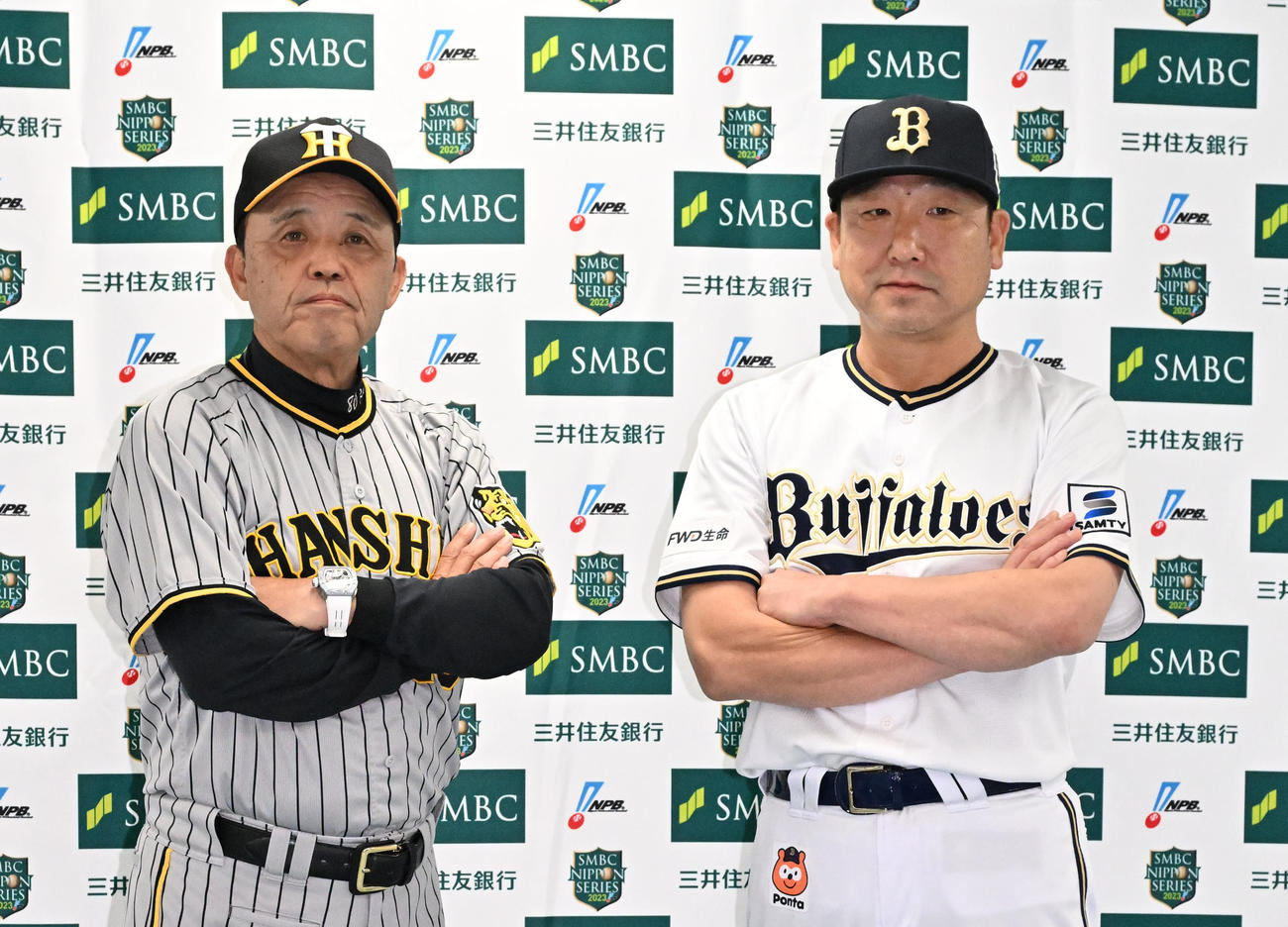 監督会議を終えて記念撮影をする阪神岡田監督（左）とオリックス中嶋監督（撮影・石井愛子）