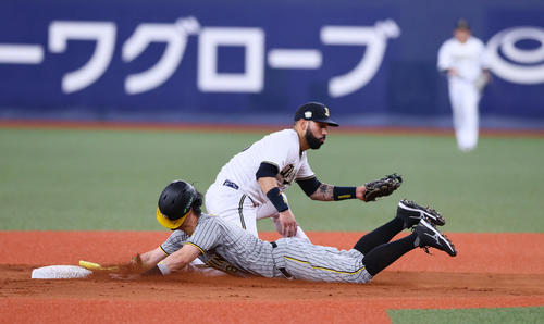 オリックス対阪神　5回表阪神無死一塁、打者ノイジーの時、一塁走者佐藤輝（右）は二塁盗塁を決める（撮影・上山淳一）