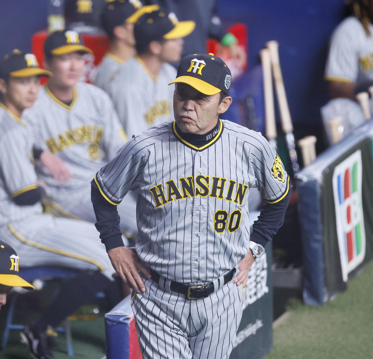 オリックス対阪神　1回裏オリックス1死一塁、森友哉の打球がファウルの判定になり、ベンチを出る阪神岡田監督（撮影・藤尾明華）