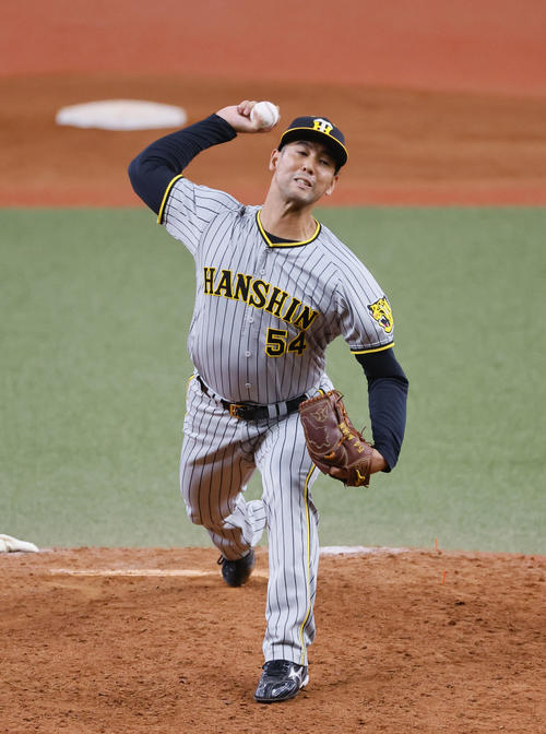 オリックス対阪神　8回、5番手で登板した阪神加治屋（撮影・藤尾明華）