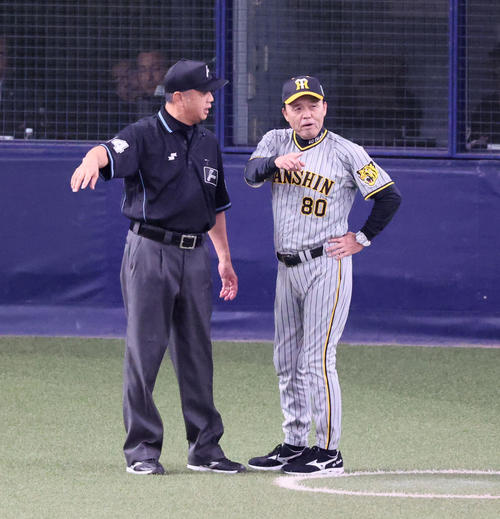 オリックス対阪神　1回裏オリックス1死一塁、森のファウル判定で嶋田責任審判（左）から説明を受ける岡田監督（撮影・加藤哉）