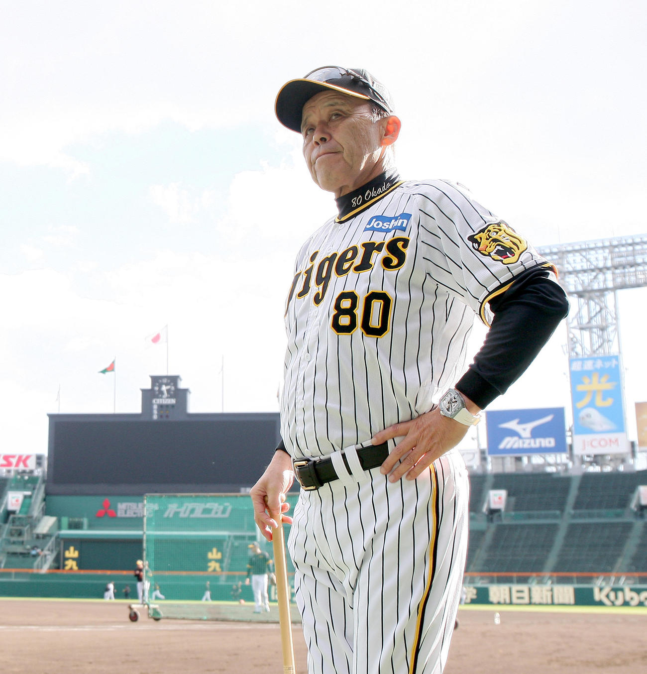 練習を見守る阪神岡田監督（撮影・上山淳一）