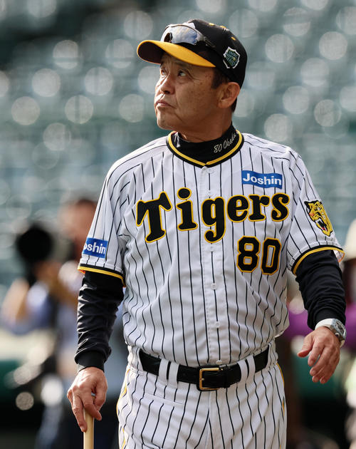 練習中、考え事をしながら移動する岡田監督（撮影・加藤哉）
