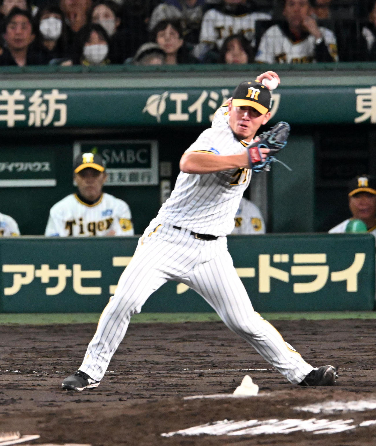 阪神対オリックス　5回表オリックス1死一塁、東の送りバントを伊藤将が二塁へ悪送球（撮影・前岡正明）