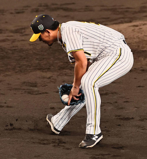 阪神対オリックス　5回表オリックス1死一塁、伊藤将は東のバントを処理するもボールを握り損ね二塁へ悪送球する（撮影・上田博志）