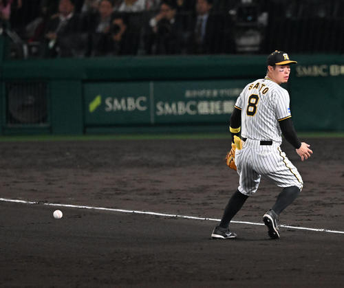 阪神対オリックス　7回表無死、広岡の打球を見失う佐藤輝（撮影・石井愛子）
