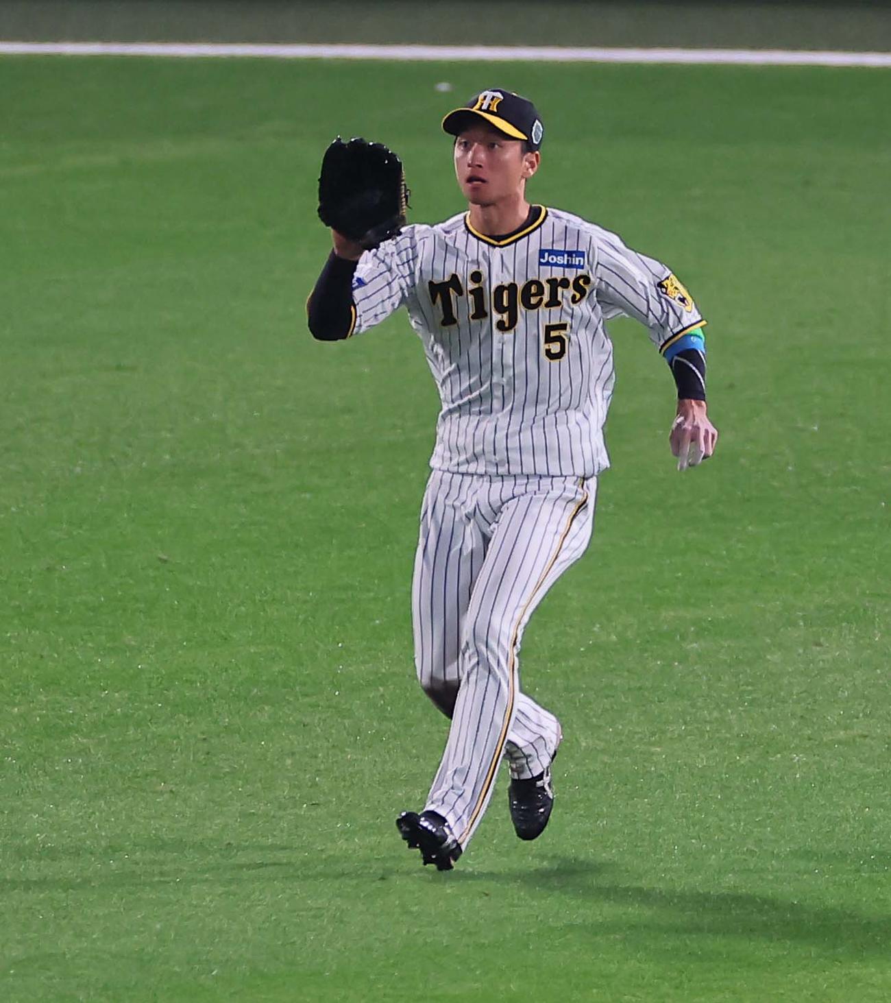 日本シリーズ第5戦　阪神対オリックス　7回表オリックス1死一塁、田嶋を封殺し宗を中ゴロにしとめる近本（撮影・上田博志）