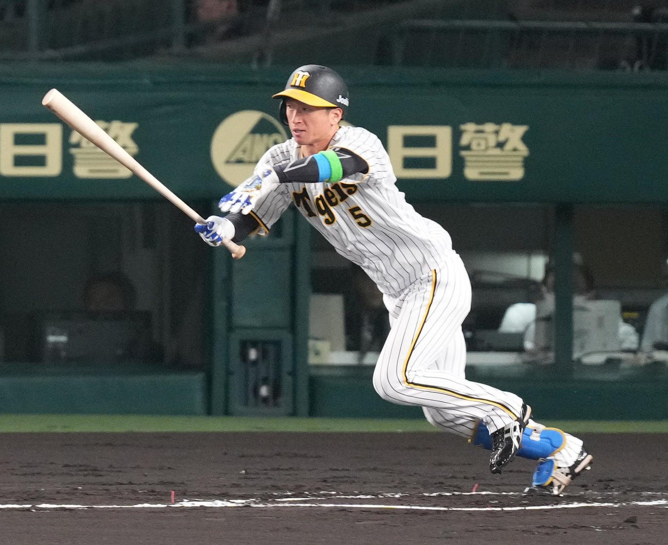 日本シリーズ第5戦　阪神対オリックス　1回裏阪神無死、右前打を放つ近本（撮影・菅敏）